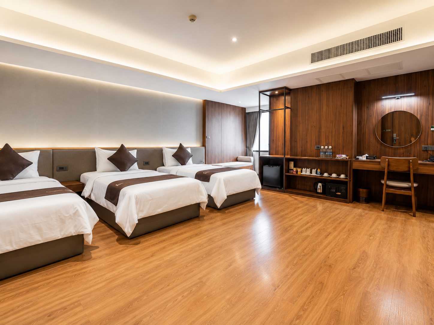 Family Suite with large bed and warm tones